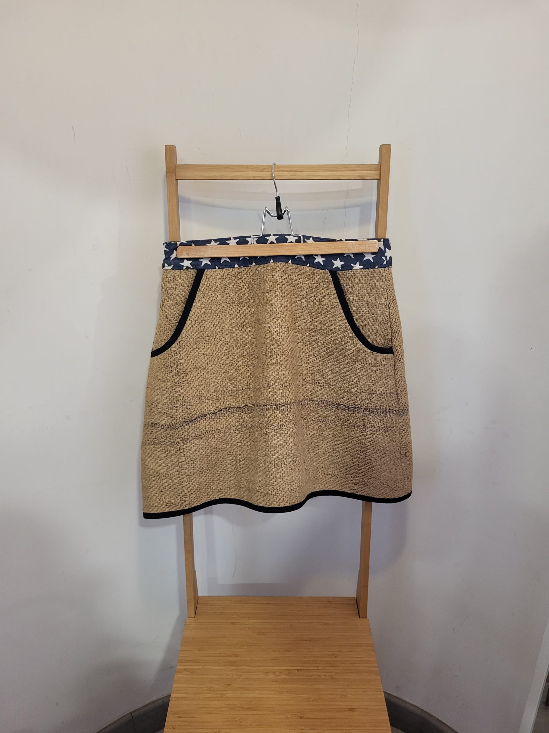 Falda estrellas y yute – Sylvia Calvo BCN