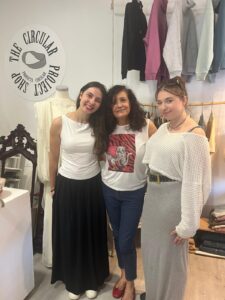Foto de Paloma García con sus pasantes Foto de Paloma García con sus pasantes